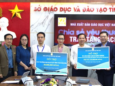 NXBGDVN hỗ trợ sách giáo khoa cho học sinh Thái Nguyên sau bão số 11