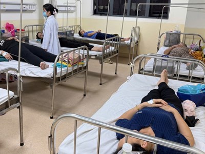 60 công nhân, 19 học sinh nhập viện nghi ngộ độc thực phẩm ở TP.HCM