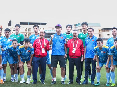 Trưởng đoàn Nguyễn Hồng Minh thăm, động viên đội tuyển U22 Việt Nam