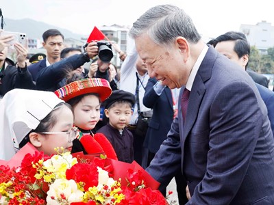 Tổng Bí thư Tô Lâm gặp mặt, nói chuyện với nhân dân các dân tộc tỉnh Cao Bằng