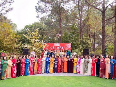 Sắc Xuân lan tỏa cùng tà áo dài trong ngày hội tôn vinh phụ nữ và di sản