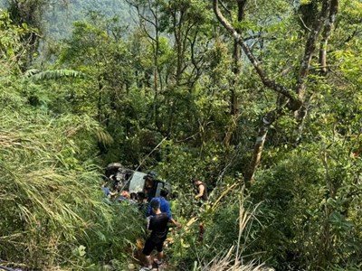 Phú Thọ: Xe ô tô 29 chỗ mất phanh lao xuống vực tại Tam Đảo