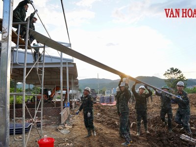 48 học viên Học viện Hậu cần gác đồ án, giúp dân dựng nhà sau lũ