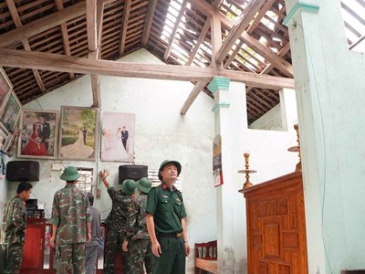 Dông lốc khiến hơn 1.280 ha lúa gãy đổ, khách sạn hư hại, nhà dân tốc mái