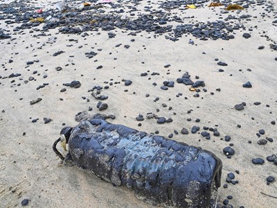 Huế: Khẩn trương xử lý hàng chục tấn dầu dạt vào bờ biển