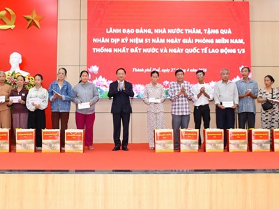 Trưởng ban Tuyên giáo và Dân vận Trung ương thăm và tặng quà gia đình chính sách tại Huế
