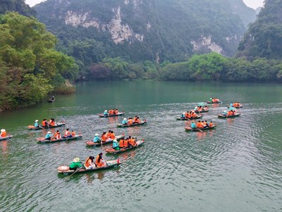 Ninh Bình: Du khách tấp nập ngày đầu năm 2026