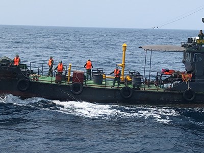 Xuyên đêm tìm kiếm 5 người mất tích trong vụ chìm tàu kéo và sà lan trên biển Lý Sơn