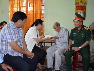 Lãnh đạo tỉnh Quảng Ngãi thăm, tặng quà chiến sĩ Điện Biên