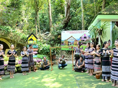 Nghệ thuật cồng chiêng Hrê lôi cuốn du khách ở KDL sinh thái Suối Chí