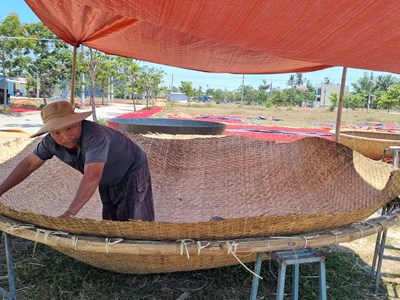 Khám phá nghề đan thúng chai ven sông Trà Bồng