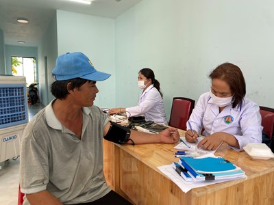 Khám, cấp thuốc cho hơn 500 thanh niên công nhân, người lao động