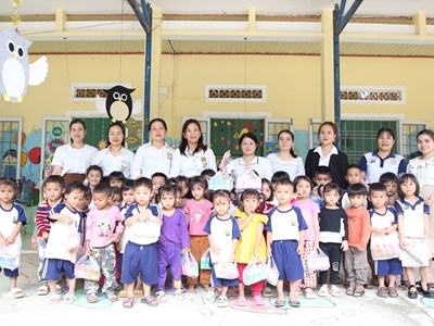 Cô giáo miền núi góp tiền lo bữa ăn cho học sinh nghèo