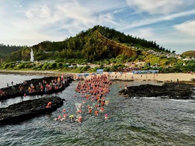 600 vận động viên đến từ 10 quốc gia tranh tài Giải Bơi vượt biển Lý Sơn 