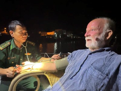 Tàu cá ngư dân cứu một người nước ngoài trôi dạt trên biển