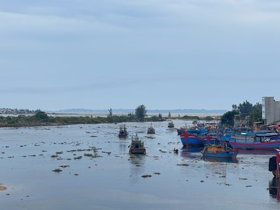 Cửa biển bồi lấp, gây khó khăn cho tàu cá ngư dân