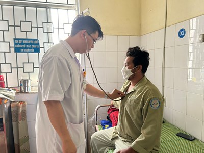 Kịp thời cứu sống một bệnh nhân bị thủng phổi do đuôi cá đâm 