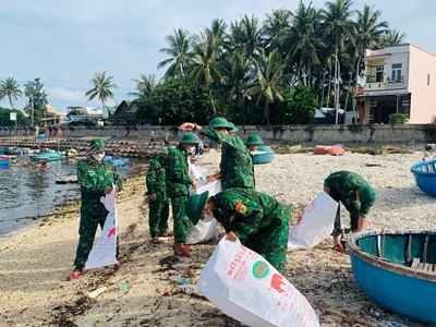 Chung tay làm sạch bãi biển ở đảo Lý Sơn