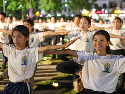 Gần 1.000 người đồng diễn Yoga ở Quảng Ngãi