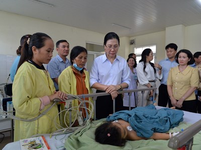 Bí thư Tỉnh ủy Quảng Ngãi thăm 2 cháu bé trong vụ án mạng