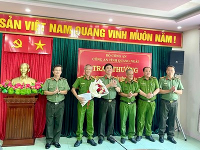 Thưởng nóng cho tập thể Công an TP Quảng Ngãi xuất sắc phá nhanh vụ án giết người