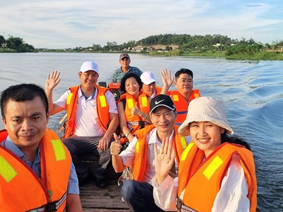 Khai phá tiềm năng du lịch trên sông Trà Bồng