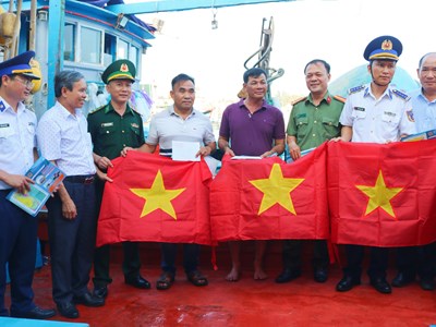 Bộ đội Biên phòng Quảng Ngãi đồng hành cùng ngư dân gỡ “thẻ vàng”