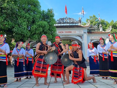 Đội văn nghệ cồng chiêng của đồng bào Cor