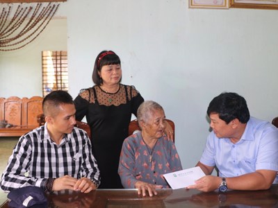 Trao hơn 900 triệu đồng tiền phụng dưỡng cho các Mẹ Việt Nam Anh hùng