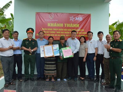 Bàn giao nhà đại đoàn kết cho thương binh người đồng bào Hrê