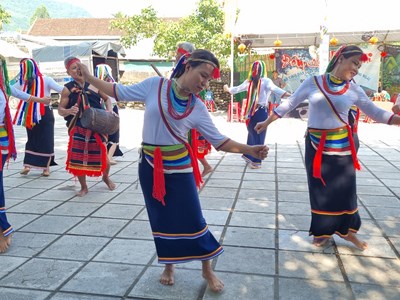 Uyển chuyển với điệu múa cà đáo của cô gái Cor