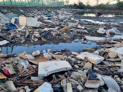 Sớm xử lý tình trạng rác dày đặc ở khu vực giáp ranh sông Châu Me Đông