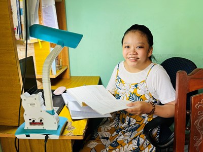 Cô gái khiếm khuyết ước mơ làm giáo viên tiếng Anh dạy cho học sinh nghèo