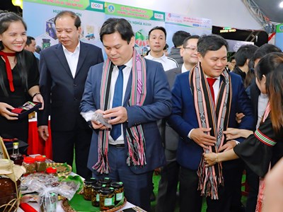 Nâng tầm thương hiệu thổ cẩm Làng Teng