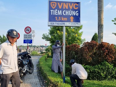 Tháo dỡ, xử lý biển quảng cáo “VNVC tiêm chủng” sai quy định