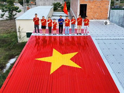 Biến mái nhà thành lá cờ Tổ quốc của chàng trai Quảng Ngãi