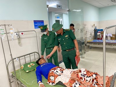 Tàu cá của ngư dân Lý Sơn cứu nạn một ngư dân đang trôi dạt trên biển