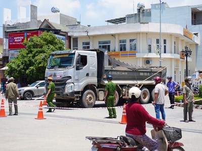 Liên tiếp xảy ra tai nạn giao thông do xe chở đất