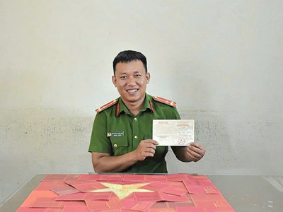 Bắt trend xếp hình cờ Tổ quốc từ giấy chứng nhận hiến máu