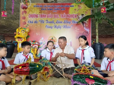 Trẻ em thích thú cùng nghệ nhân làm lồng đèn Trung thu