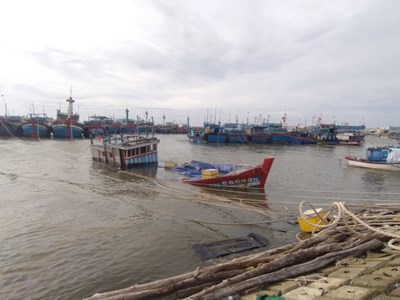 Ba tàu cá Quảng Ngãi bị sóng đánh chìm trong lúc tránh trú bão số 3