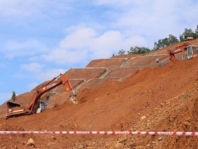 Đẩy nhanh dự án khắc phục các điểm có nguy cơ sạt lở núi trước mùa mưa bão