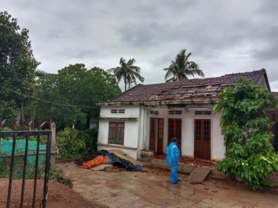 Gió lốc khiến nhiều ngôi nhà bị tốc mái