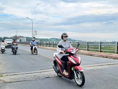 Cấm phương tiện lưu thông qua cầu Trà Khúc 1 khi lũ ở mức báo động 2