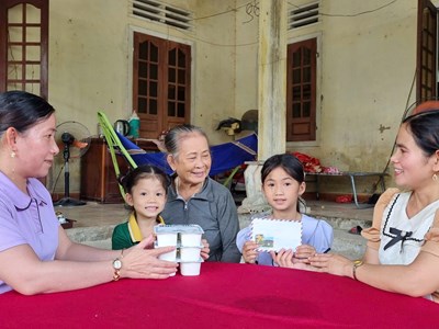 Mô hình “mẹ đỡ đầu” tiếp sức cho trẻ em nghèo