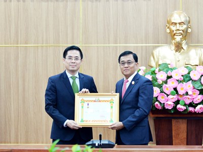 Trao thưởng Huân chương CHDCND Lào cho tập thể, cá nhân ở Quảng Ngãi