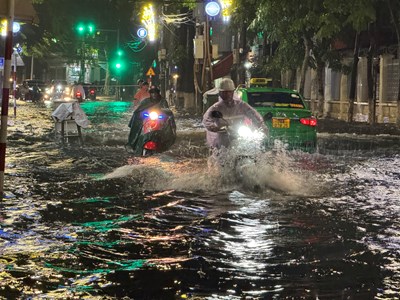 Mưa lớn xối xả, đường ở TP Quảng Ngãi biến thành sông