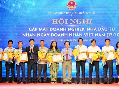 Khen thưởng doanh nghiệp có đóng góp xuất sắc trong phát triển kinh tế - xã hội của tỉnh