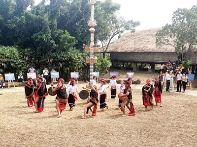 Độc đáo nghệ thuật tạo hình cây nêu và bộ gu của dân tộc Cor