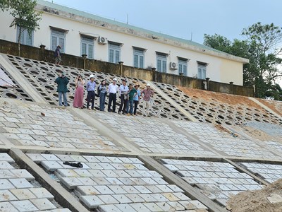 Đẩy nhanh tiến độ hoàn thành các công trình kè chống sạt lở bờ sông trước mùa mưa lũ